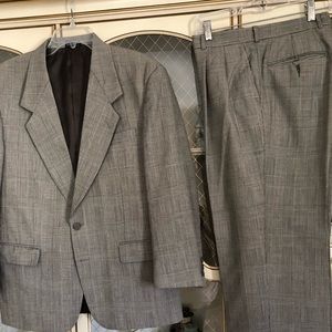 Amherst & Brock men’s suit excellent condition size 38R